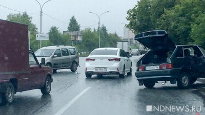 На выезде с ЖБИ «газель» столкнулась с двумя легковушками (ФОТО)