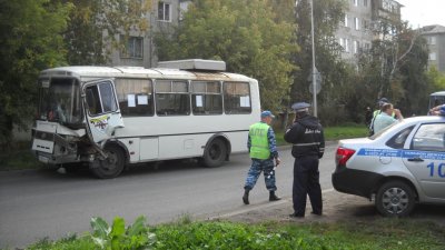 В Кургане на перекрестке столкнулись пассажирский ПАЗик и легковушка, есть пострадавший