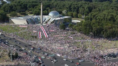 Десятки тысяч протестующих вышли на улицы Минска