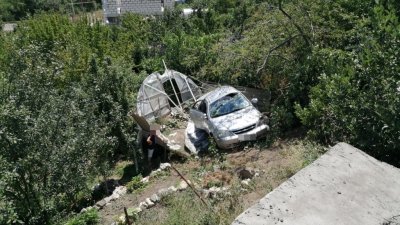 В Алуште легковушка упала с подпорной стены