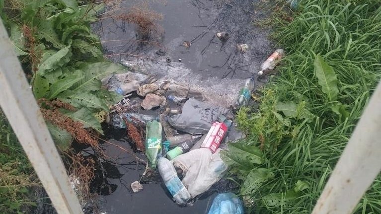 «Трупы животных, мусор и грязь»: река Урал в Челябинской области превращается в сточную канаву