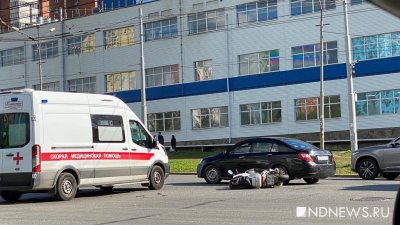 В Екатеринбурге на перекрестке Челюскинцев и Космонавтов под колеса машины попал мотоциклист (ФОТО)