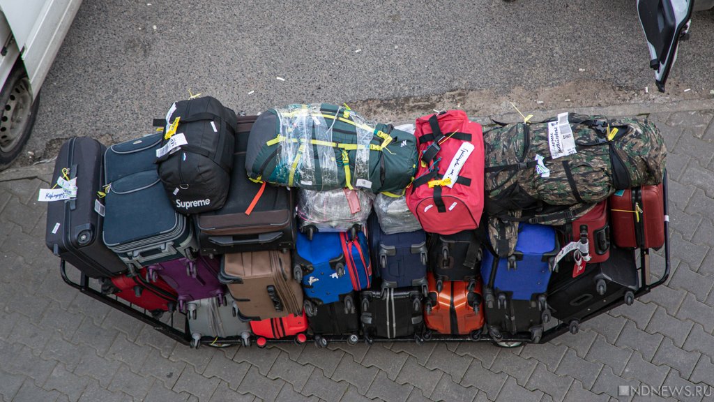 Жители России начали скупать чемоданы и туристические рюкзаки