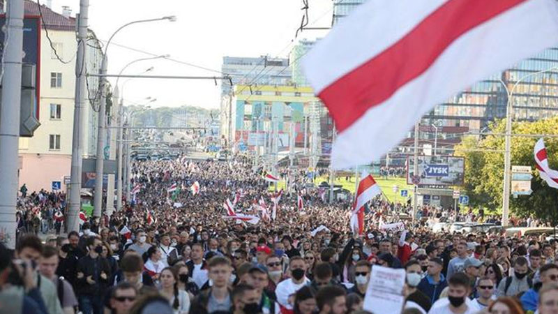 Десятки тысяч человек вышли на протесты в Минске и других городах Белоруссии, идут задержания