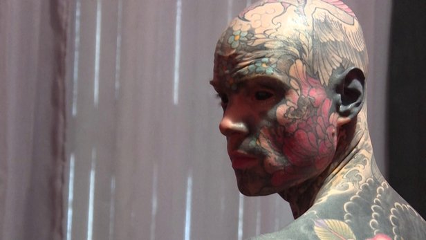 Во Франции от работы в детсаду отстранили тотально татуированного воспитателя