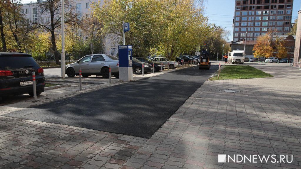 Новая мода Екатеринбурга: на плиточном тротуаре появилась асфальтовая заплатка (ФОТО)