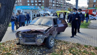 В Нижнем Тагиле «девятка» вылетела на тротуар в толпу пешеходов