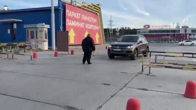 На территорию Новомосковского рынка не пускают водителей без масок (ВИДЕО)