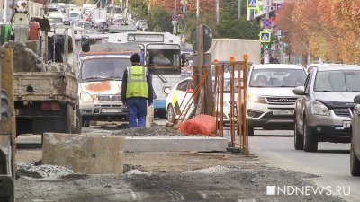 В центре Екатеринбурга неспешно заканчивают начатый летом ремонт трубы (ВИДЕО)