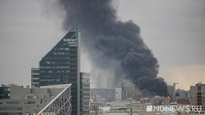 В Екатеринбурге загорелась недостроенная высотка на Щорса (ФОТО, ВИДЕО)