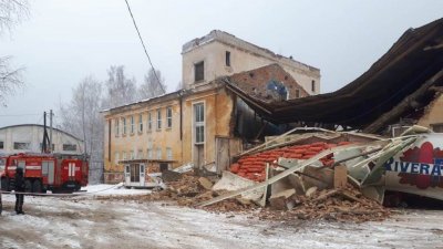 Здание овощехранилища рухнуло, придавив грузовик (ФОТО)