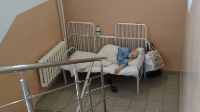 В российской больнице больных с Covid-19 кладут на лестницы – мест нет даже в коридорах / Чиновники признали нехватку коечного фонда