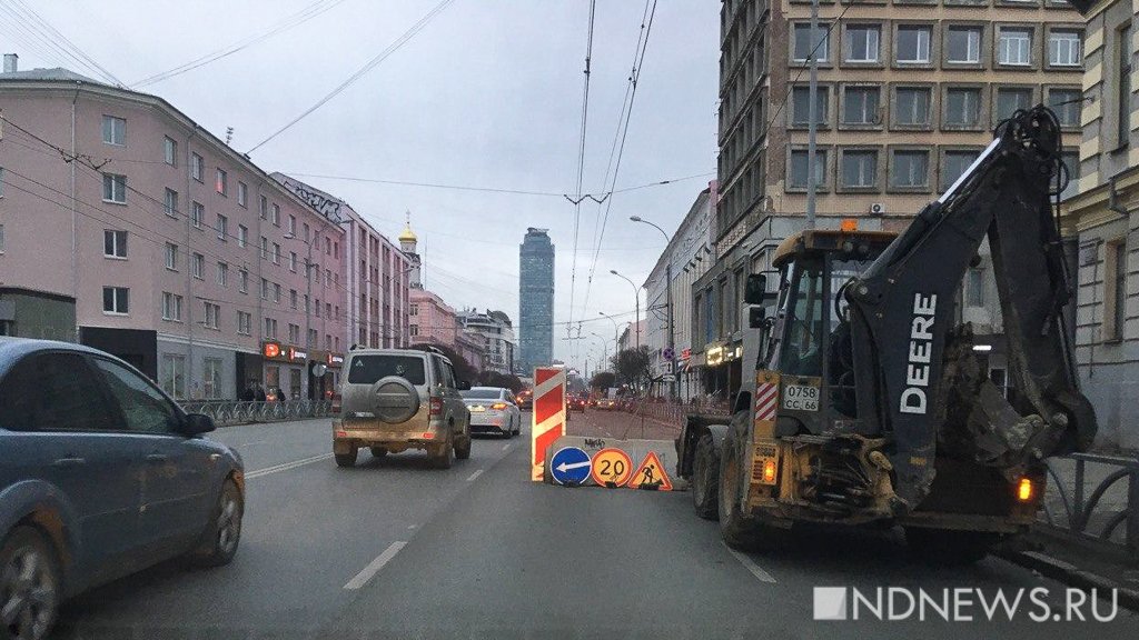 В Екатеринбурге опять перекопали центральную улицу, где летом шел ремонт (ФОТО)