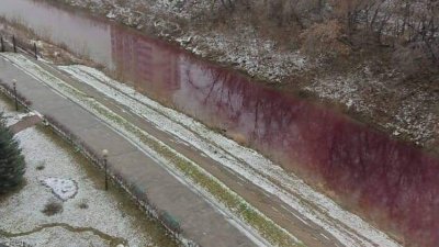 Река в Кузбассе стала красной из-за засорившейся канализации