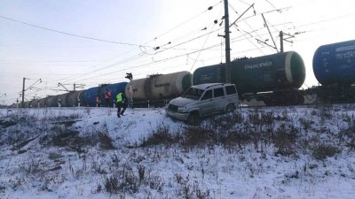 Пьяный водитель столкнулся с локомотивом, выскочил из машины и спрятался в саду (ФОТО)