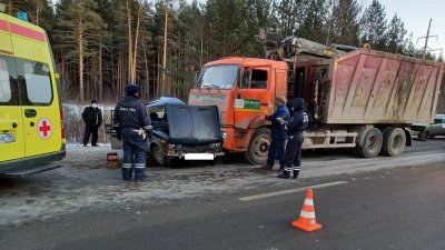 На Урале «шестерка» влетела под КамАЗ. Один человек погиб, двое ранены (ФОТО)