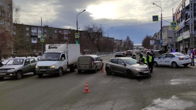 В Первоуральске на высокой скорости столкнулись три автомобиля (ФОТО)