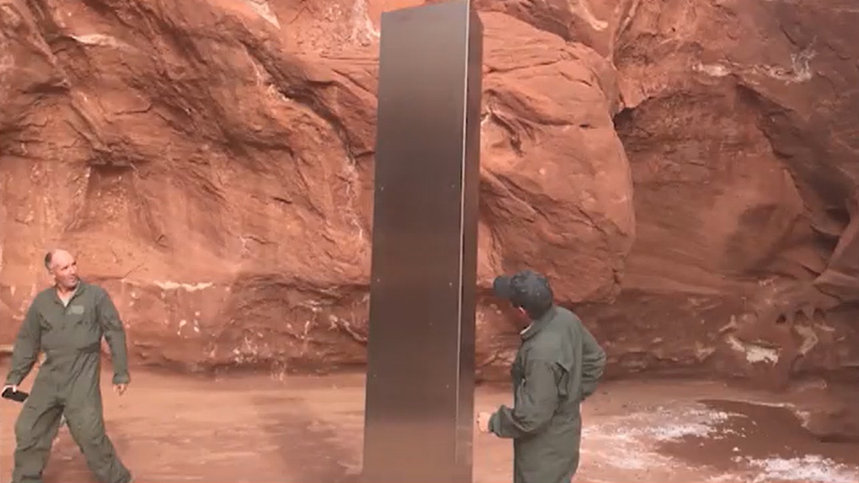В США раскрыли тайну загадочного металлического монолита в пустыне