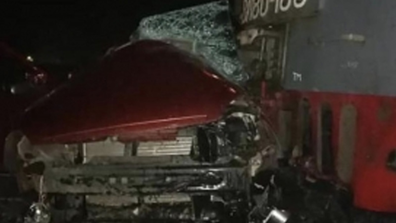 Поезд врезался в легковушку на Кубани: погибли 4 человека