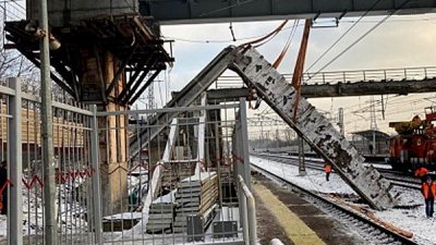 В Подмосковье на железнодорожные пути рухнула часть пешеходного моста