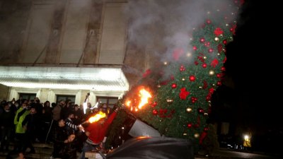 В столице Албании убийство нарушителя комендантского часа спровоцировало массовые беспорядки