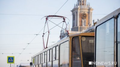 В центре Екатеринбурга из-за обрыва проводов встали трамваи
