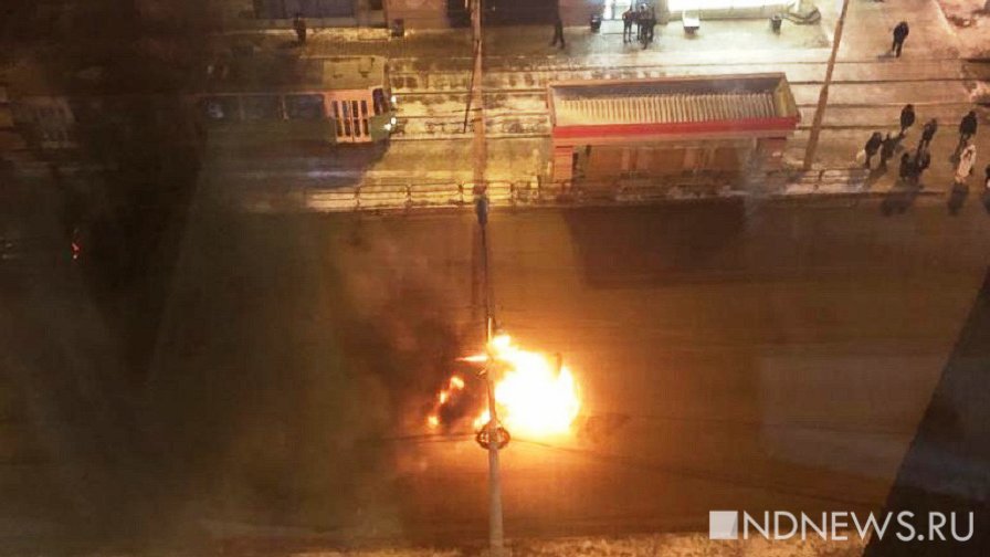 На улице Смазчиков в Екатеринбурге на дороге взорвалась и сгорела машина (ФОТО)