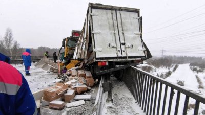 Под Ревдой в результате столкновения четырех грузовиков один человек погиб и двое пострадали (ФОТО)