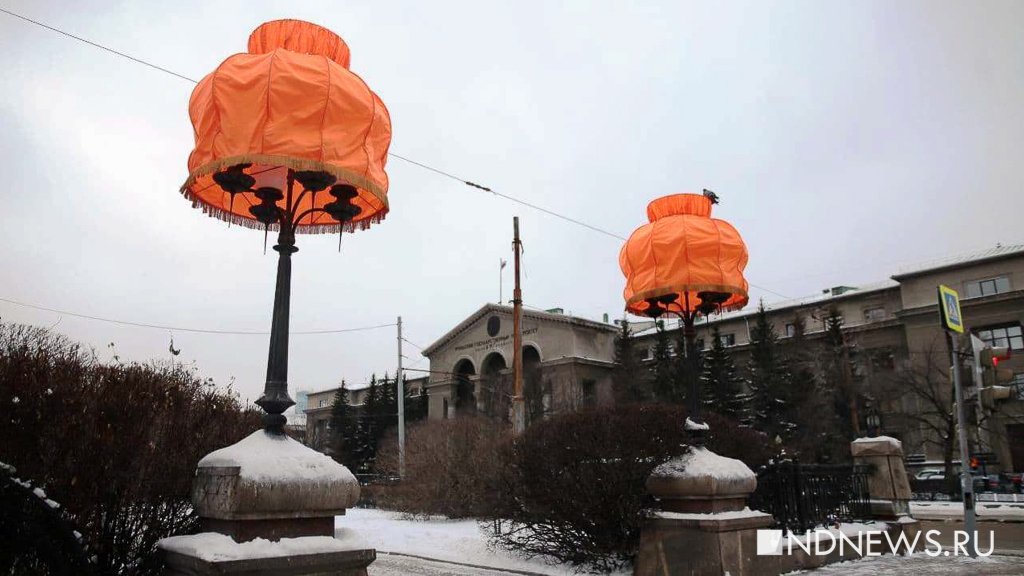 Художник Тимофей Радя снова повесил абажуры на фонари в центре Екатеринбурга