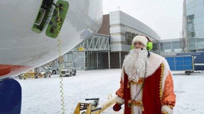 Самолеты в Кольцово встречает и провожает Дед Мороз