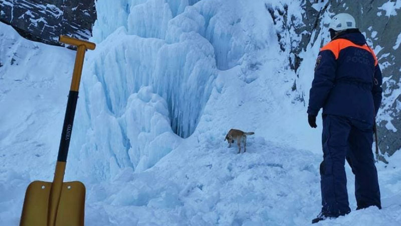 На камчатском водопаде ледяная глыба рухнула на туристов, есть жертвы