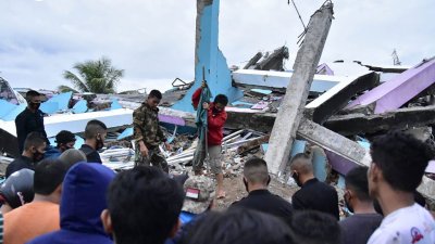 Жертвами землетрясения в Индонезии стали десятки человек