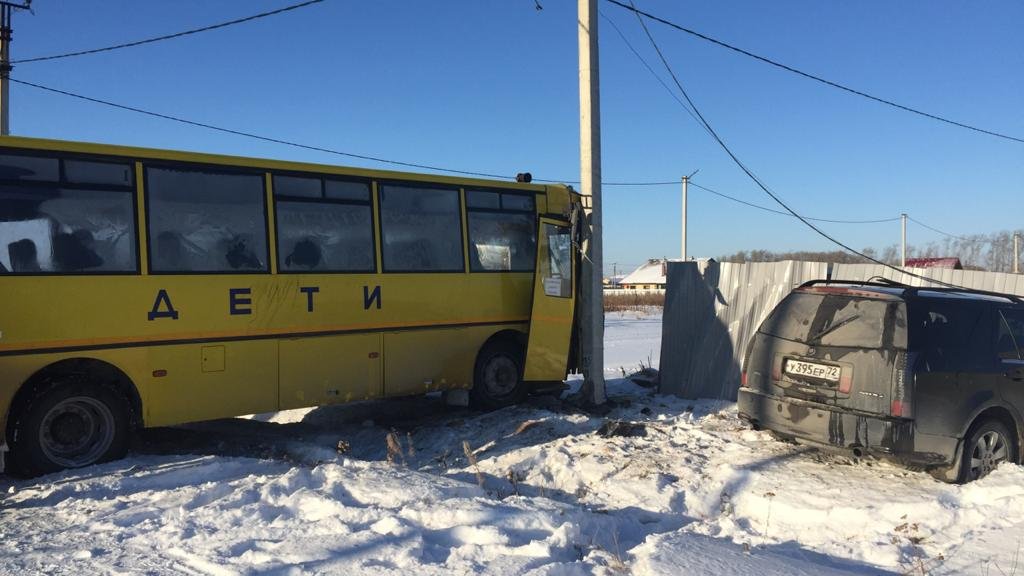 Под Тюменью автобус с 17 детьми врезался в столб после столкновения с «Кадиллаком»