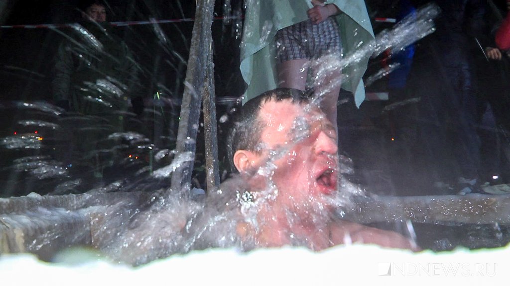 Екатеринбуржцы ныряют в прорубь: «Холодно, даже сопли замерзают» (ФОТО, ВИДЕО)