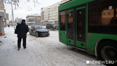 В центре Екатеринбурга автомобиль вылетел на остановку: есть пострадавший