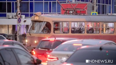 На ЖБИ встали трамваи из-за коммунальной аварии