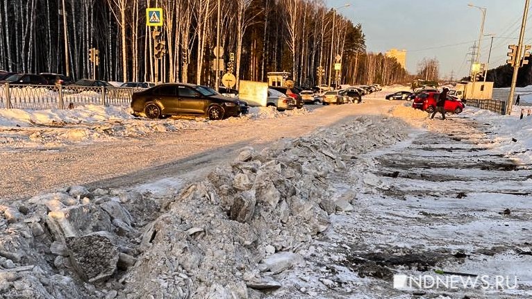 Приехали, содрали снег и уехали – уборочная техника завалила улицу Вонсовского (ФОТО)