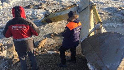 На реке Амур экскаватор провалился под лед, водитель погиб