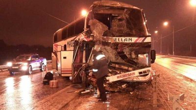 Два рейсовых автобуса врезались в грузовики в России, есть раненые