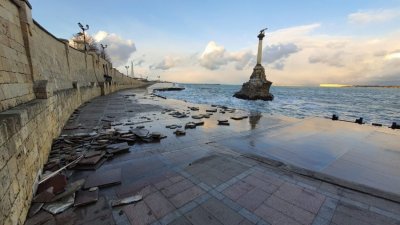 Шторм повредил главную набережную Севастополя (ФОТО)