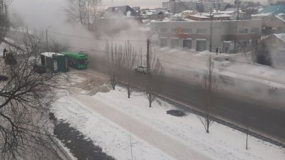 В Металлургическом районе Челябинска на дорогу хлещет кипяток
