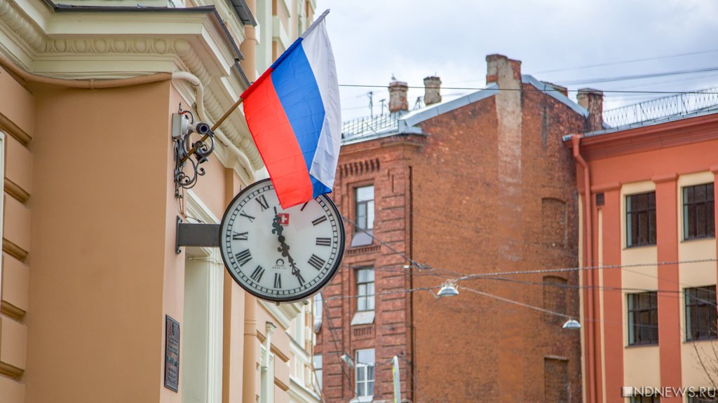 В 2022 году жители России будут работать на один час больше