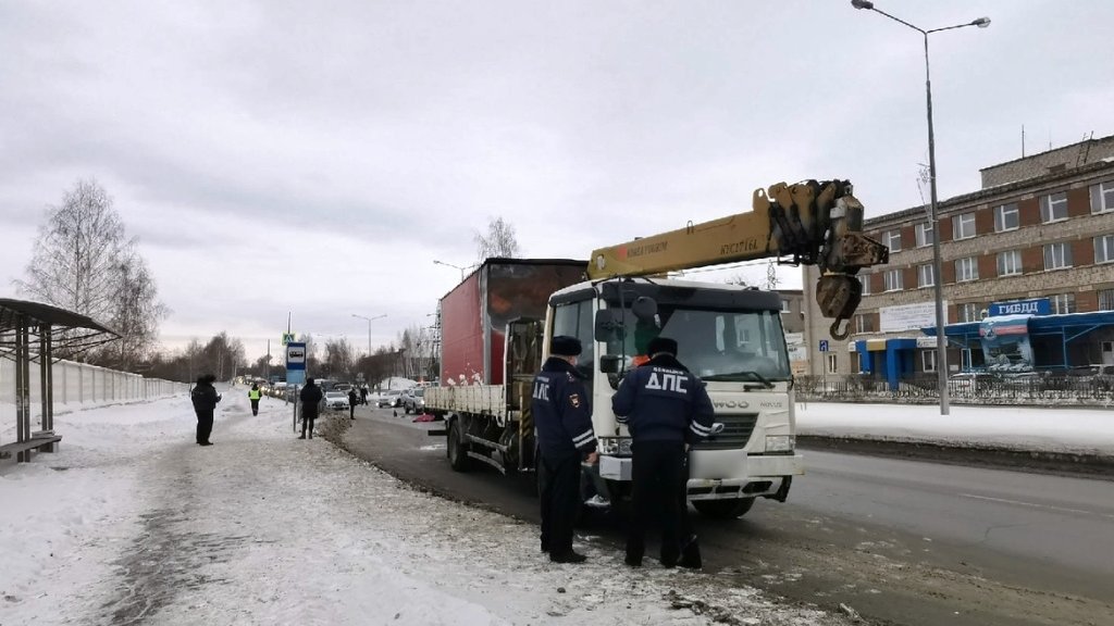 В Первоуральске грузовик насмерть задавил пенсионерку, перебегавшую на красный (ФОТО)