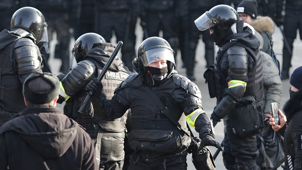 «Не подчинился – получи 15 суток ареста»: «Единороссы» в Госдуме продавили новое ужесточение правил для уличных акций