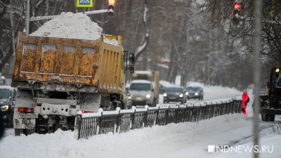 Снег на трассах убирают более 300 единиц спецтехники. Закрытые накануне дороги открыли
