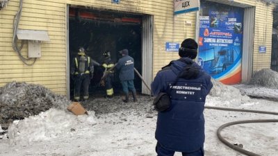 В Красноярске в пожаре на складе погибли кладовщик и трое пожарных