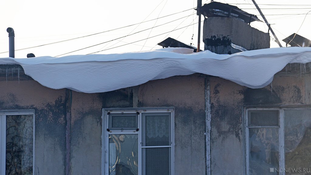 Снежная глыба рухнула на женщину с ребенком с дома в Челябинске