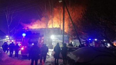Два жилых дома горели ночью в Цыганском поселке Екатеринбурга (ФОТО)