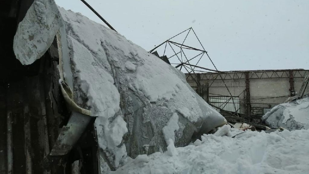 Под Калугой из-за снега рухнула крыша здания, под завалами могут быть люди