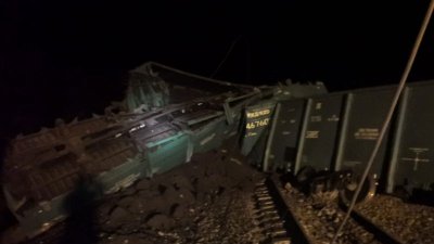 Товарный поезд сошел с рельсов в черте города на Украине
